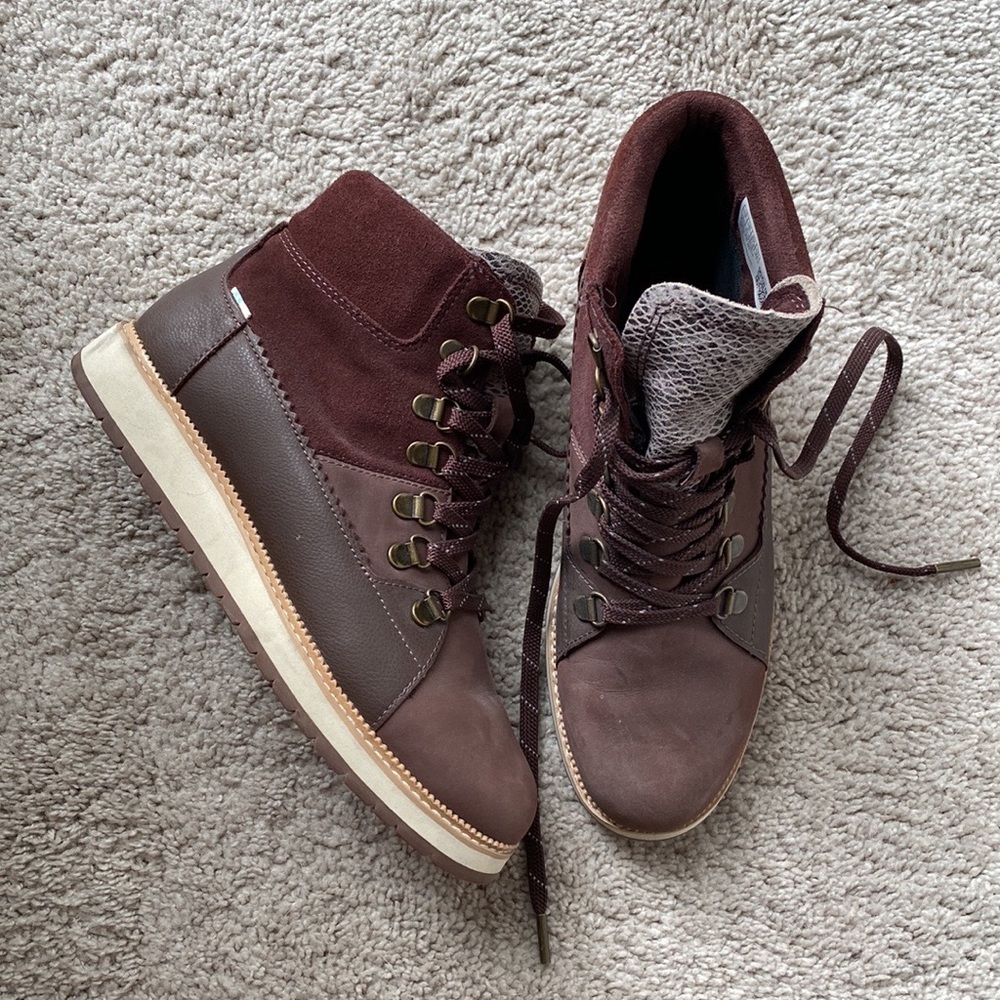 Tom’s lady’s boots size 7